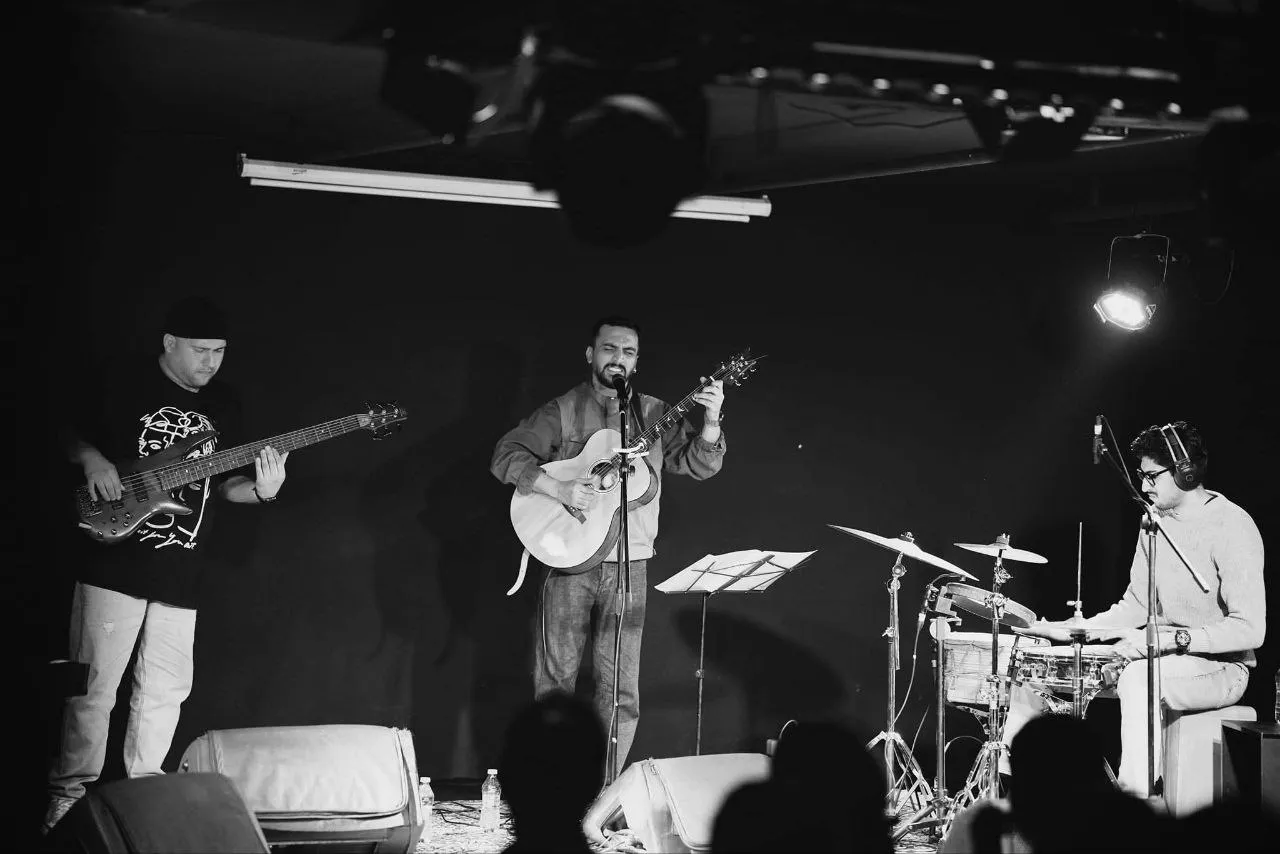 Black-and-white trio performance